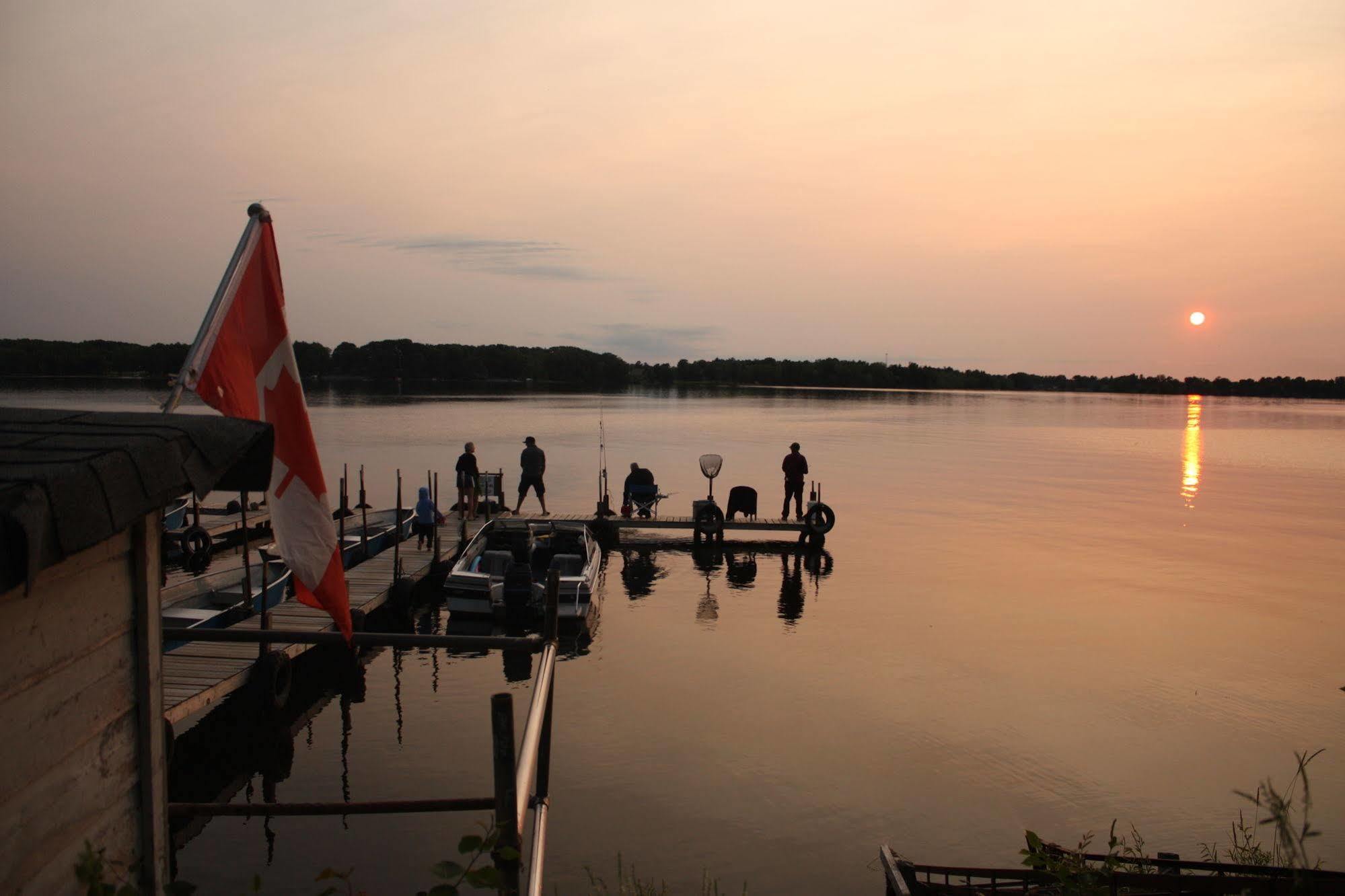 Lake Dalrymple Resort Lagoon City Exterior photo